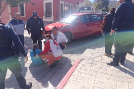 Paramédicos de Cruz Roja trasladaron a la víctima a un centro de salud para su atención.