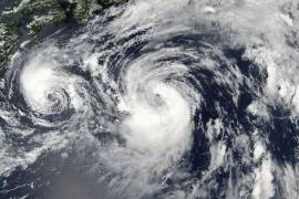 Frente a costa oeste de México, tenemos a la tormenta tropical Emilia con su pareja de baile la tormenta tropical Fabio, quienes giran en la misma dirección .