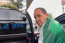 Integrantes de la Asamblea Antimundialista interceptaron a Cuauhtémoc Blanco antes del México vs Inglaterra y vandalizaron la camioneta en la que viajaba.