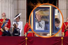 La Princesa de Gales, Kate, observa desde su carruaje mientras ella y sus hijos, incluida la Princesa Charlotte, a la derecha, asisten a la ceremonia del Desfile del Estandarte, en Londres