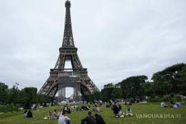 (IMAGEN ILUSTRATIVA) La torre Eiffel fue temporalmente evacuada a causa de un cortocircuito en el sistema de alimentación de los ascensores, lo que ocasionó que sonara la alarma de incendio.