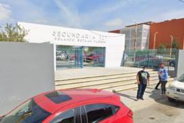 Movilización policiaca en secundaria 127 de Pesquería, Nuevo León, tras reporte de alumno con arma de postas; el menor fue resguardado y el objeto asegurado.