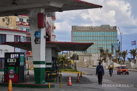 El flujo de petroleros hacia la isla casi ha cesado, dejando las estaciones de servicio vacías y a la nación al borde de una crisis humanitaria y energética sin precedentes.