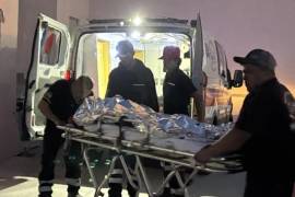 Paramédicos del GRUM trasladaron a un alumno lesionado tras accidente escolar en Monclova.