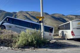 Algunos choferes estacionan los vehículos sin importar si obstruyen vialidades.