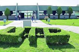 El trámite de admisión se realiza en línea a través del portal oficial de la universidad.
