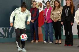 Claudia Sheinbaum anuncia concurso de dominadas para jóvenes que podrán ganar un boleto al partido inaugural del Mundial FIFA 2026.
