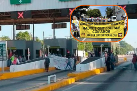 Colectivo enmascarado toma caseta de cobro Tuxpan-México en protesta a la desaparición forzada