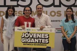 Autoridades estatales entregaron estos apoyos para los jóvenes que recibieron su reconocimiento.