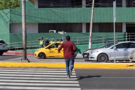 El director de Obras Públicas de Saltillo, Virgilio Verduzco, explicó los ajustes implementados en la sincronización de semáforos y la reubicación de carriles, buscando una circulación más fluida y segura.