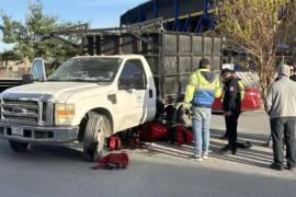 La motocicleta Honda terminó severamente dañada luego de ser impactada por la pesada unidad.