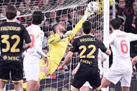 Johan Vásquez estuvo a punto de firmar gol en el duelo entre el Genoa y la Fiorentina.