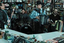 Los Tigres del Norte tienen un componente político inherente a la temática de sus canciones, vinculada a la defensa de los migrantes hispanos en Estados Unidos.