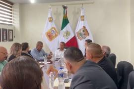 El Cabildo de San Juan de Sabinas aprobó por mayoría tramitar ante el Congreso la licencia solicitada por Óscar Ríos. Ulises Cárdenas Herrera quedó encargado provisionalmente de la Presidencia Municipal.