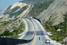 La carretera libre y la autopista podrían ser ampliadas para mejorar la comunicación terrestre entre Saltillo y Monterrey, sugiere el gobernador.