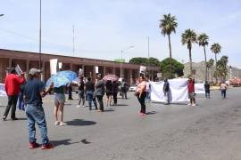 Los asistentes a la manifestación levantaron carteles y gritaron consignas para llamar la atención sobre su caso.