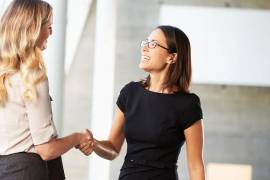 La RAE explica si es correcto decir “buen día” o “buenos días” al saludar. Conoce las diferencias culturales y por qué ambas formas son válidas en español.