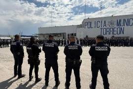Autoridades municipales y representantes del CCI Laguna durante la firma del convenio de colaboración.