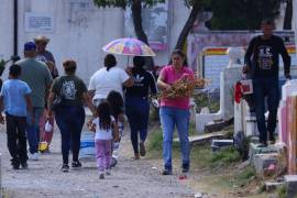 Familias en Saltillo visitan los panteones en el Día de Todos los Santos para rendir homenaje a sus seres queridos fallecidos.