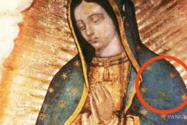 El manto representa el cielo, tiene 46 estrellas y, supuestamente, forman la constelación del día de la aparición de la virgen.