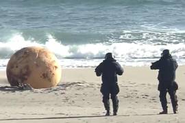 Una esfera metálica con 1.5 metros de diámetro fue encontrada en las playas de Hamamatsu, Japón, a unos 200 kilómetros del suroeste de Tokio.