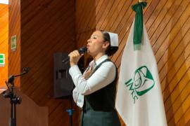 Su afición por el canto la llevó a interpretar el Himno del IMSS en ceremonias oficiales de La Laguna.