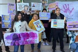 Integrantes de Justicieras por Nuestras Infancias se manifestaron en el Centro de Justicia Penal de Torreón.