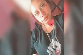 Como señas particulares, las autoridades informaron que la joven tiene un tatuaje en forma de corazón debajo del ojo izquierdo y un lunar en la barbilla del lado derecho.