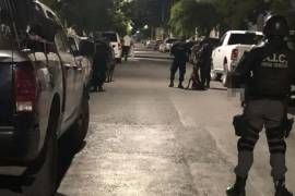 Agentes de la AIC ingresaron al domicilio de la colonia Lázaro Cárdenas durante el cateo.