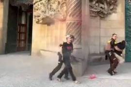 Activistas climáticas lanzan pintura sobre la fachada de la Sagrada Familia en Barcelona