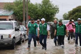 Memo Ruiz recorrió colonias afectadas por las intensas lluvias para atender las necesidades de las familias damnificadas.