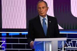 Michael Bloomberg debuta y es atacado por los aspirantes en debate demócrata