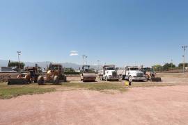 Este lunes iniciaron los trabajos para colocar nuevo pasto atificial en el campo de beisbol del Ateneo Fuente.