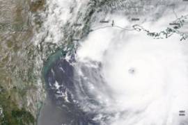 Toca tierra huracán Laura como categoría 4; puede destrozar edificios, alertan
