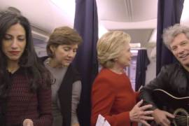 Hillary Clinton se une al reto del maniquí en el cierre de campaña