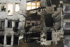 Se observa un edificio residencial dañado tras un ataque ruso en Kiev, donde varios distritos fueron alcanzados el viernes. En otras partes de Ucrania, un misil hipersónico causó daños en lo que Rusia calificó como un ataque de represalia.