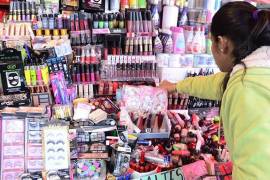 En mercaditos y áreas de la Zona Centro o plazas comerciales no oficiales es común encontrar maquillaje réplica, cuyo uso puede ser dañino para la piel.