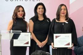 Marianela Santos (derecha), quien impartirá la conferencia “De Ejecutivas a Estrategas de IA: Cómo implementarla con inteligencia”, junto a la presidenta del CCME Coahuila, Ana Cecilia Mata Rodríguez (centro), y la asesora Marianela Santos Flores (izquierda).