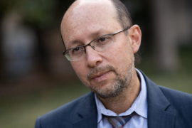 Según Marcos Orellana, México opera con estándares ambientales rezagados que, en la práctica, permiten la acumulación sistemática de contaminantes.