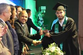 Representantes de empresas y autoridades acompañaron a los egresados de la UTNC, institución que busca fortalecer la relación entre la formación académica y el sector productivo.
