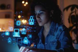 Configurar la privacidad y las contraseñas seguras son la primera barrera contra el acoso digital.