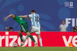 El árbitro Szymon Marciniak no mostró tarjeta a Messi tras la dura acción sobre Mandi.