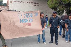 Los alumnos se concentraron a las afueras del plantel con consignas y mantas alusivas al movimiento estudiantil.