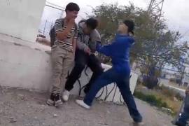 Uno de los agresores, como el joven se negó a pelear, se lanzó sobre él y luego todo el grupo lo golpeó con saña.