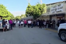 La protesta impidió el ingreso de alumnos y docentes al plantel durante la mañana del martes.
