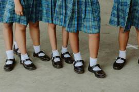 La talla y el material de los zapatos escolares son clave para prevenir lesiones y problemas en el desarrollo infantil.