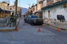 Agentes federales aseguraron dos inmuebles en Iguala durante el operativo relacionado con el caso Ayotzinapa, donde fueron detenidas tres personas.