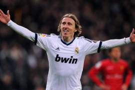 Luka Modric, clave en el nuevo proyecto del Real Madrid, podría extender su contrato por un año más, según fuentes cercanas al club.
