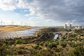 El presidente del gobierno español confia que España corra menos riezgo a la alza de los precios del petroleo y gas provocados por la guerra en Irán, ya que el pais ha transicionado rapidamente a energias renovables.