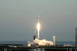 El cohete Falcon 9 que transporta el orbitador IMAP de la NASA, el Observatorio Geocorona de Carruthers, y la nave espacial SWFO-L1 de la Administración Nacional Oceánica y Atmosférica (NOAA), despegando.